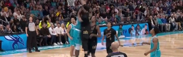 世界杯比赛在线观看平台-泰山压顶！南斯篮下接球起飞 单臂暴力隔扣迪亚巴特