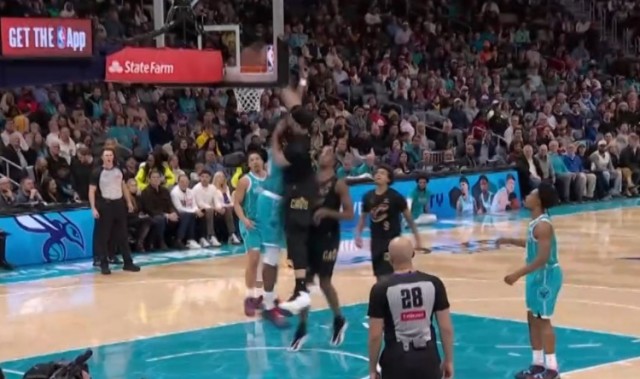 世界杯比赛在线观看平台-泰山压顶！南斯篮下接球起飞 单臂暴力隔扣迪亚巴特